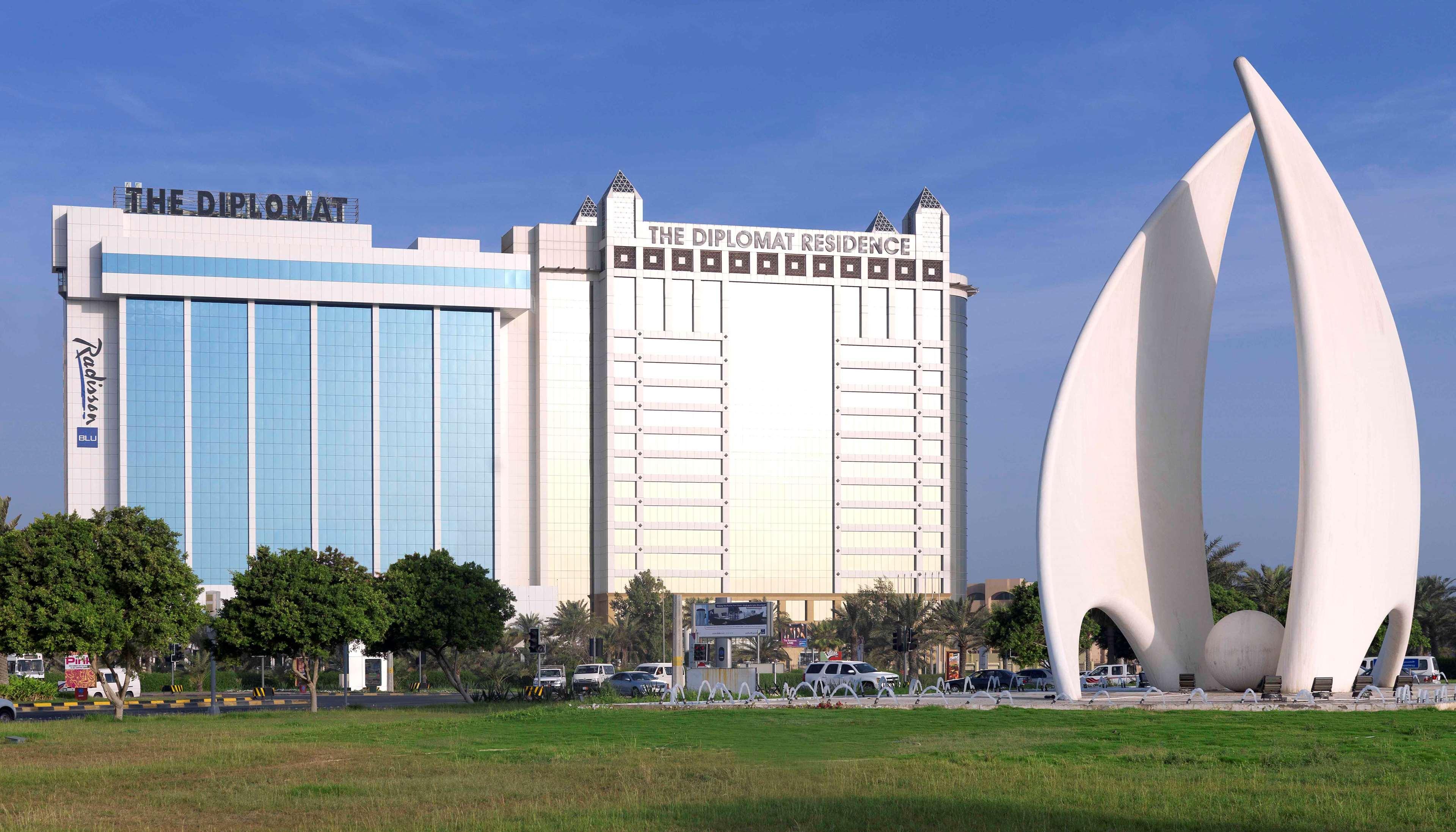 The Diplomat Radisson Blu Hotel Residence & Spa Manama Exterior photo